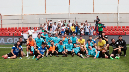 El Mérida celebra con su afición la victoria en Granada.