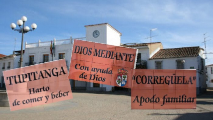 Placas y de fondo la plaza de Castilblanco
