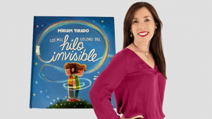 Miriam Tirado junto a la portada de su libro "los mil colores del hilo invisible"