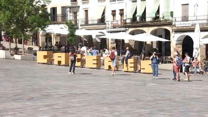 Plaza Mayor de Cáceres con turistas