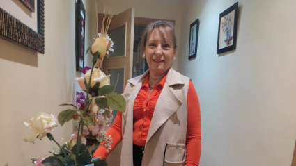 María Isabel Valero Lucas, vendedora que ha repartido 21 millones con el Extra Día de la Madre de la ONCE, esta noche tras conocer la noticia