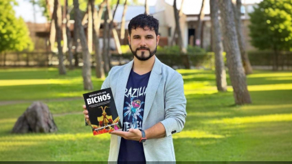 Fernando con su libro