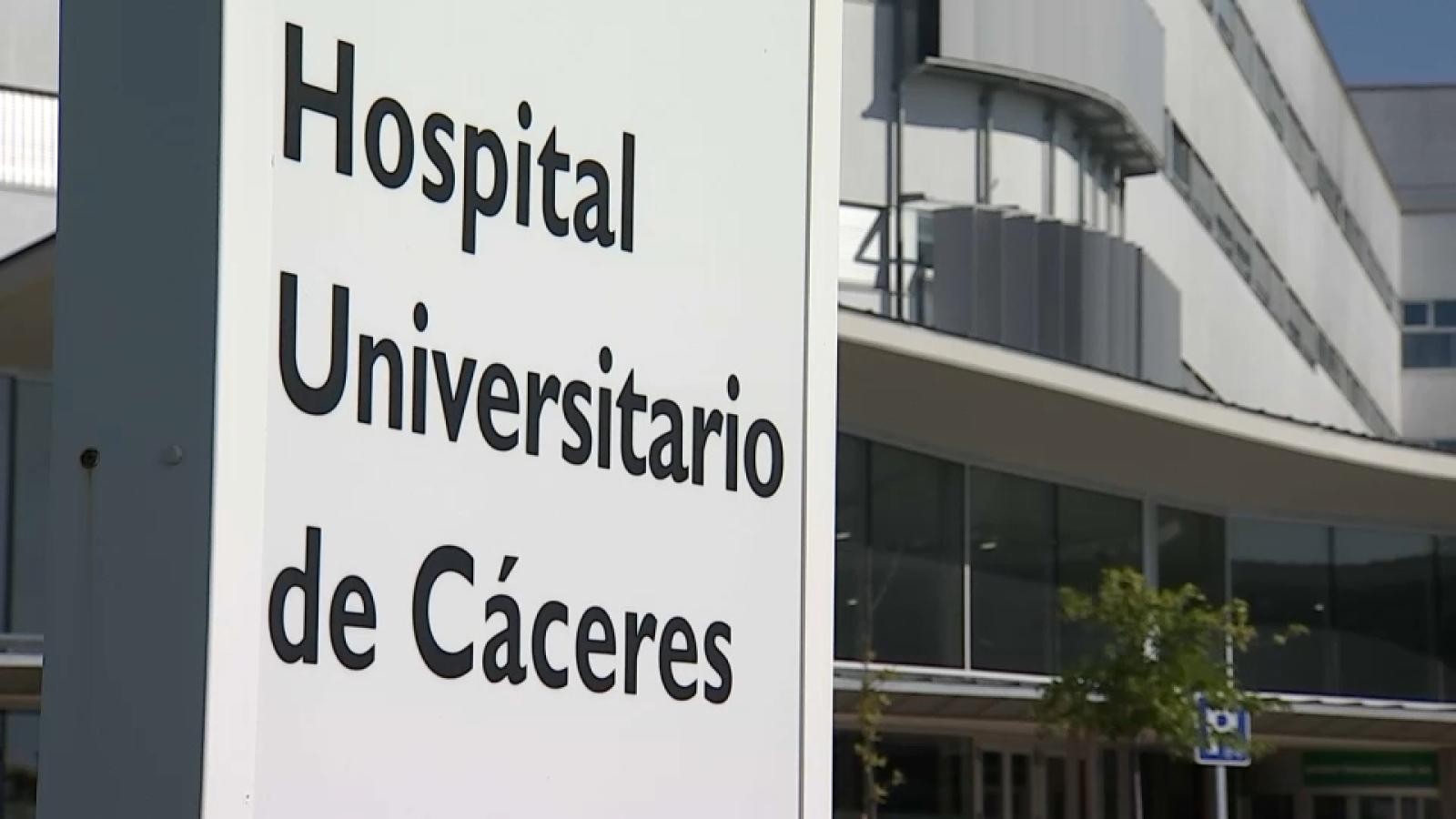 Herido un hombre de 64 años en una colisión entre un coche y una moto en Cáceres