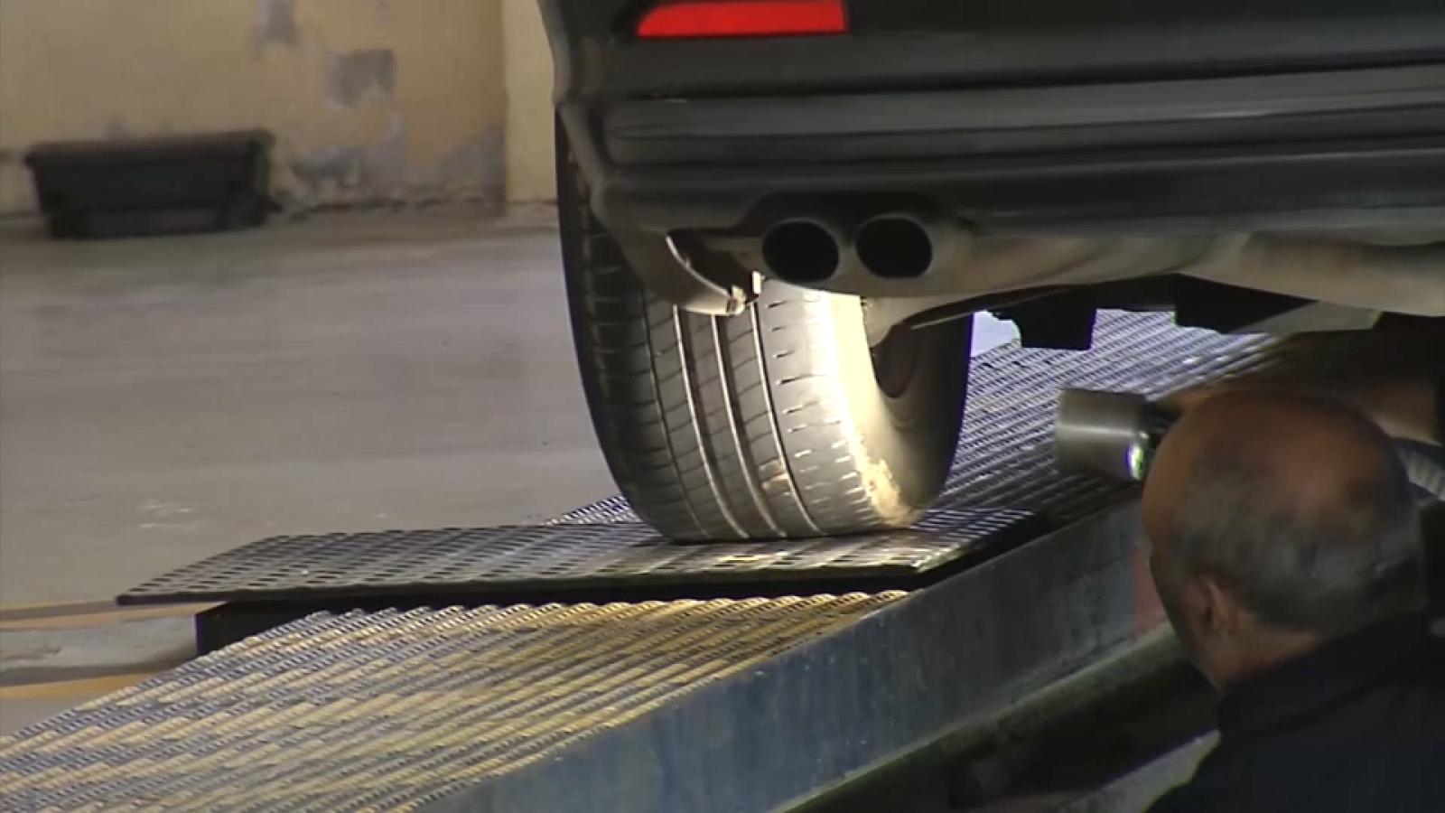 Un mecánico inspecciona un vehículo.