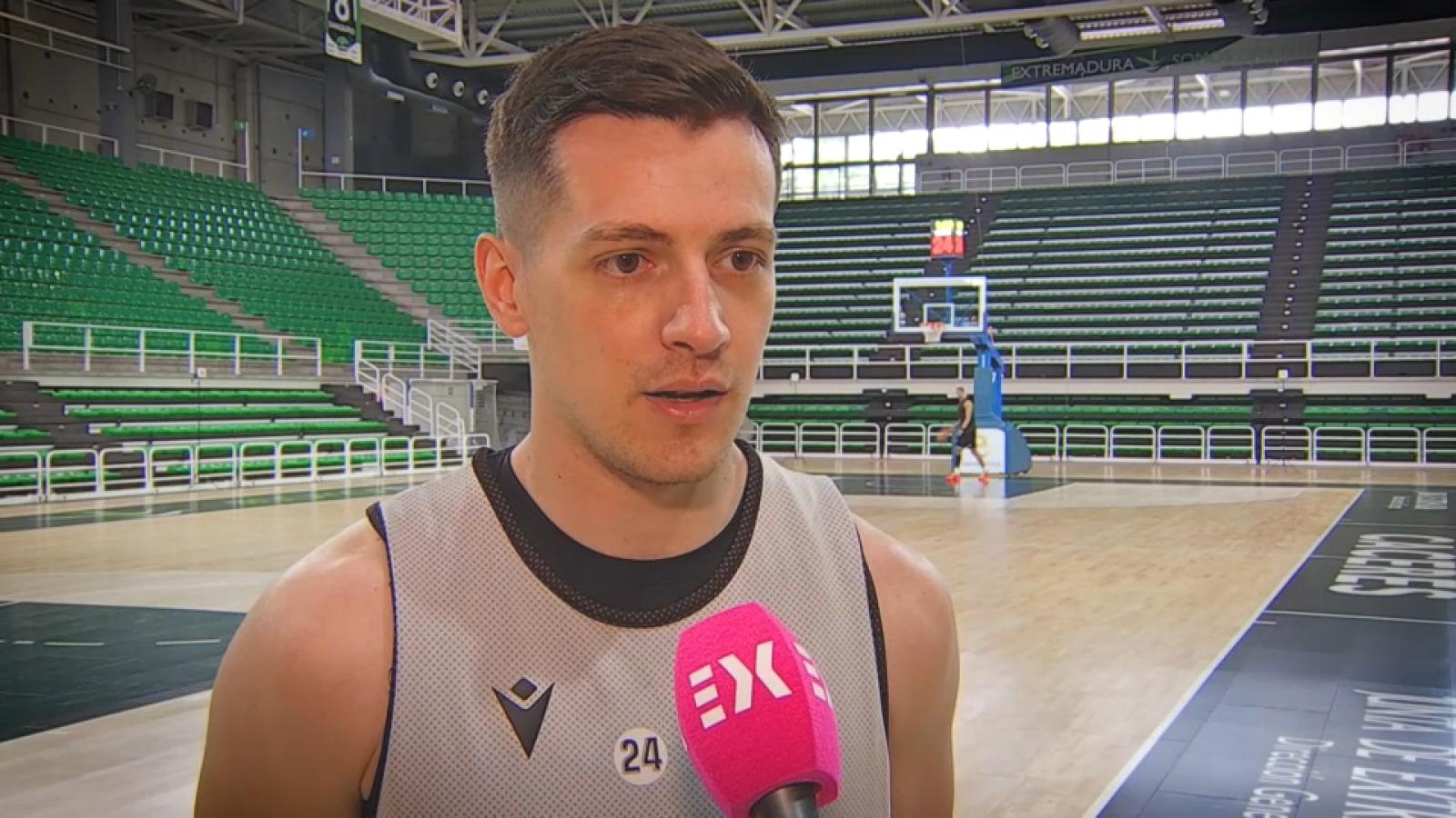 Albert Lafuente, jugador del Cáceres Patrimonio, atiende a Extremadura Deportes