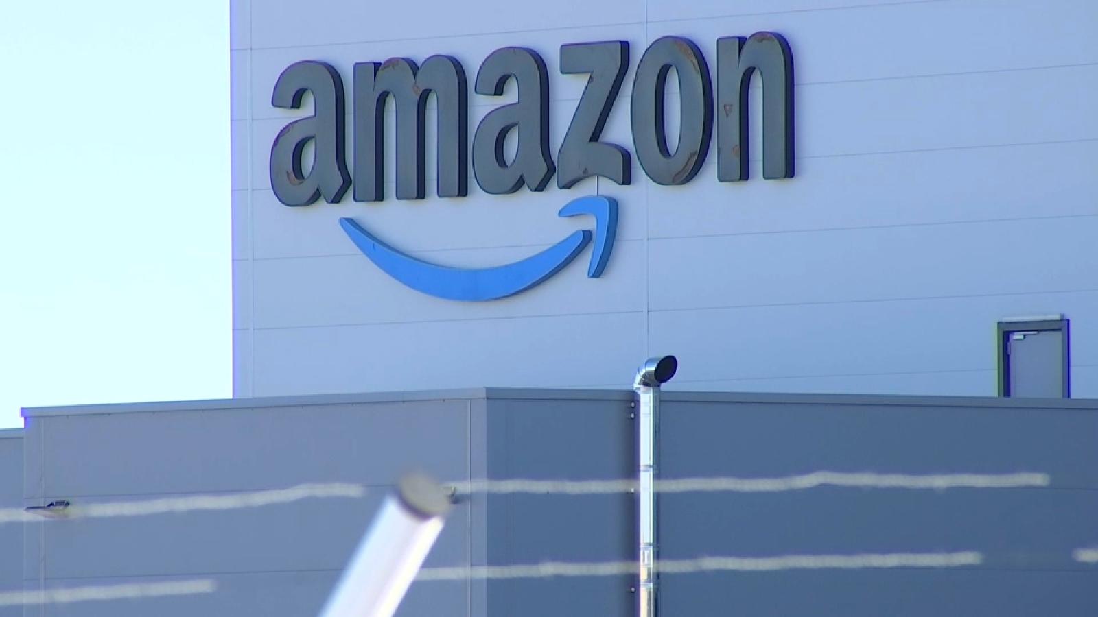 Fachada de un almacén de Amazon