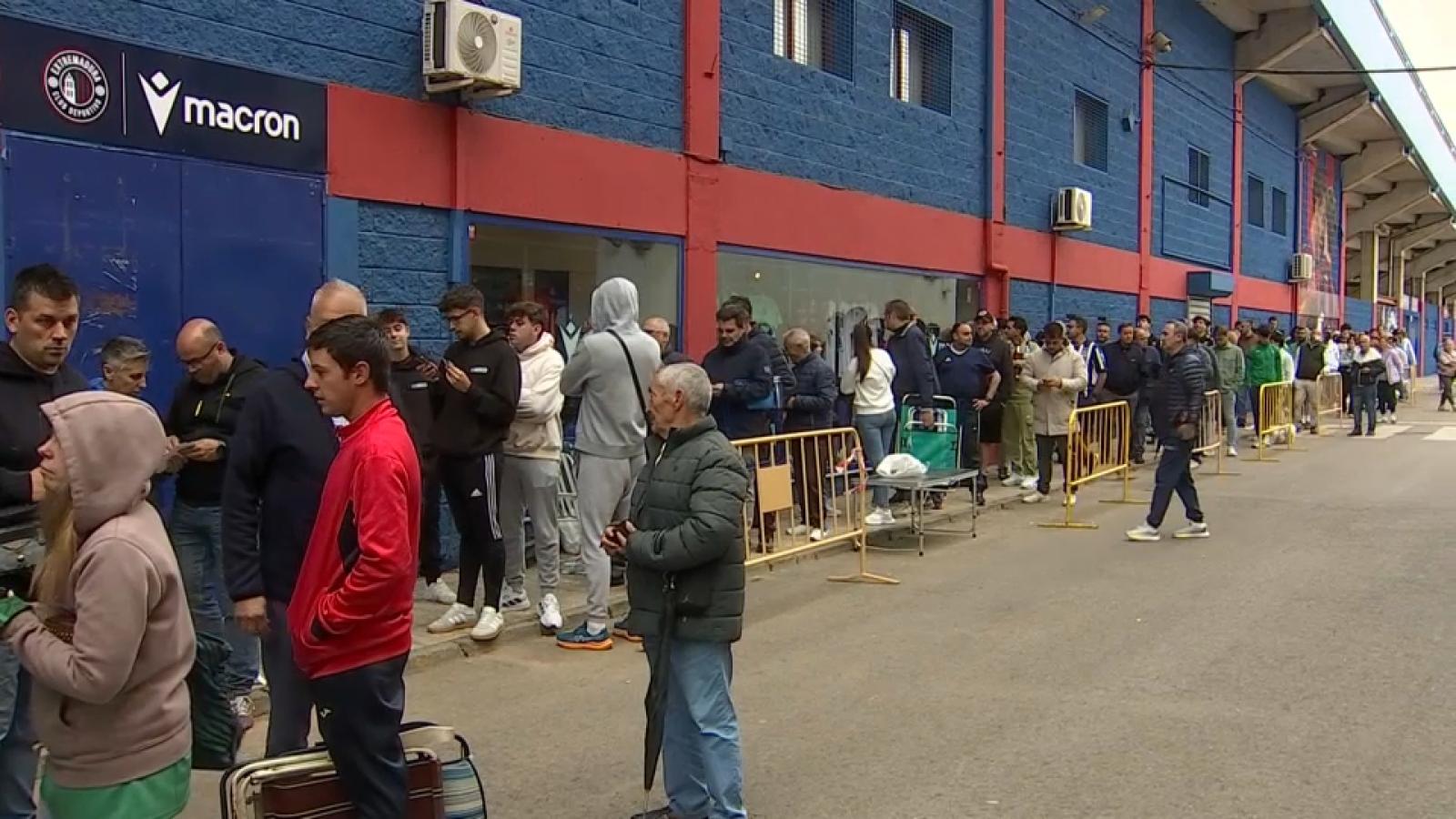 Aficionados del Extremadura haciendo cola para comprar las entradas