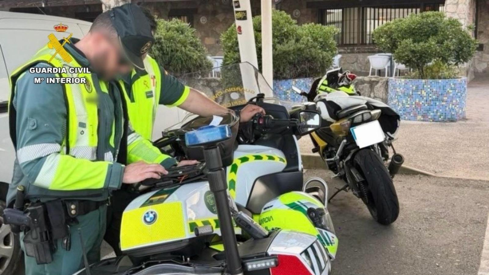 La Guardia Civil investiga al conductor de una motocicleta