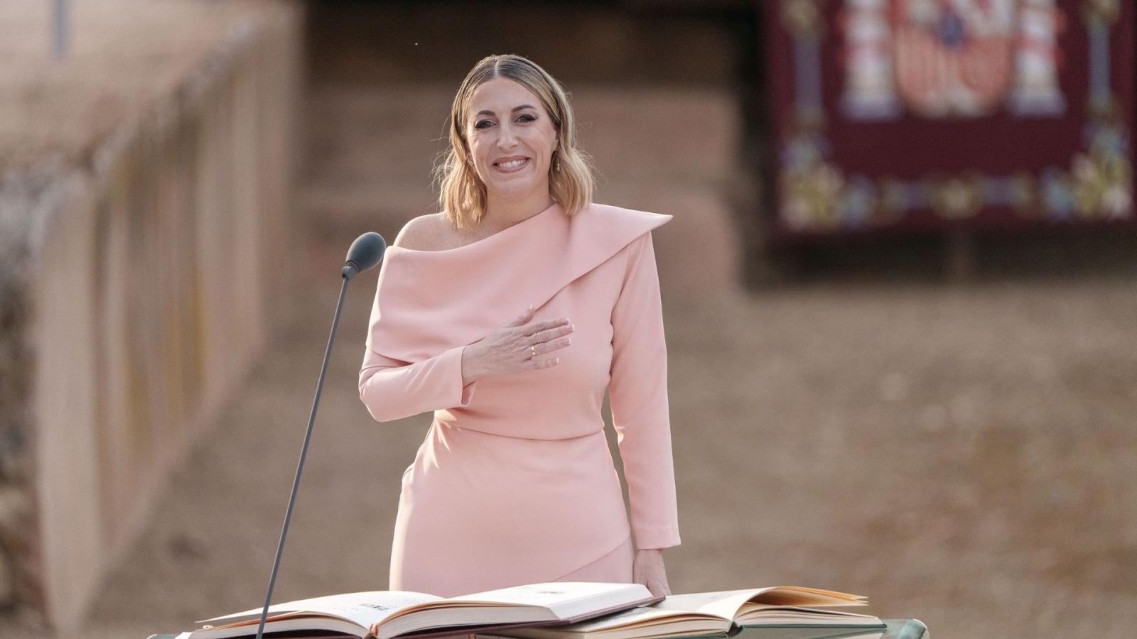 La presidenta de la Junta de Extremadura, María Guardiola, toma posesión de su cargo en una imagen de archivo. 