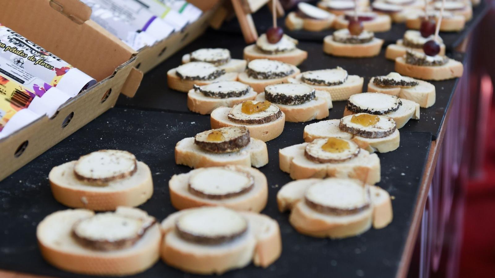 Un puesto de queso durante la XXXVI Feria Nacional del Queso de Trujillo en la Plaza Mayor en una imagen de archivo