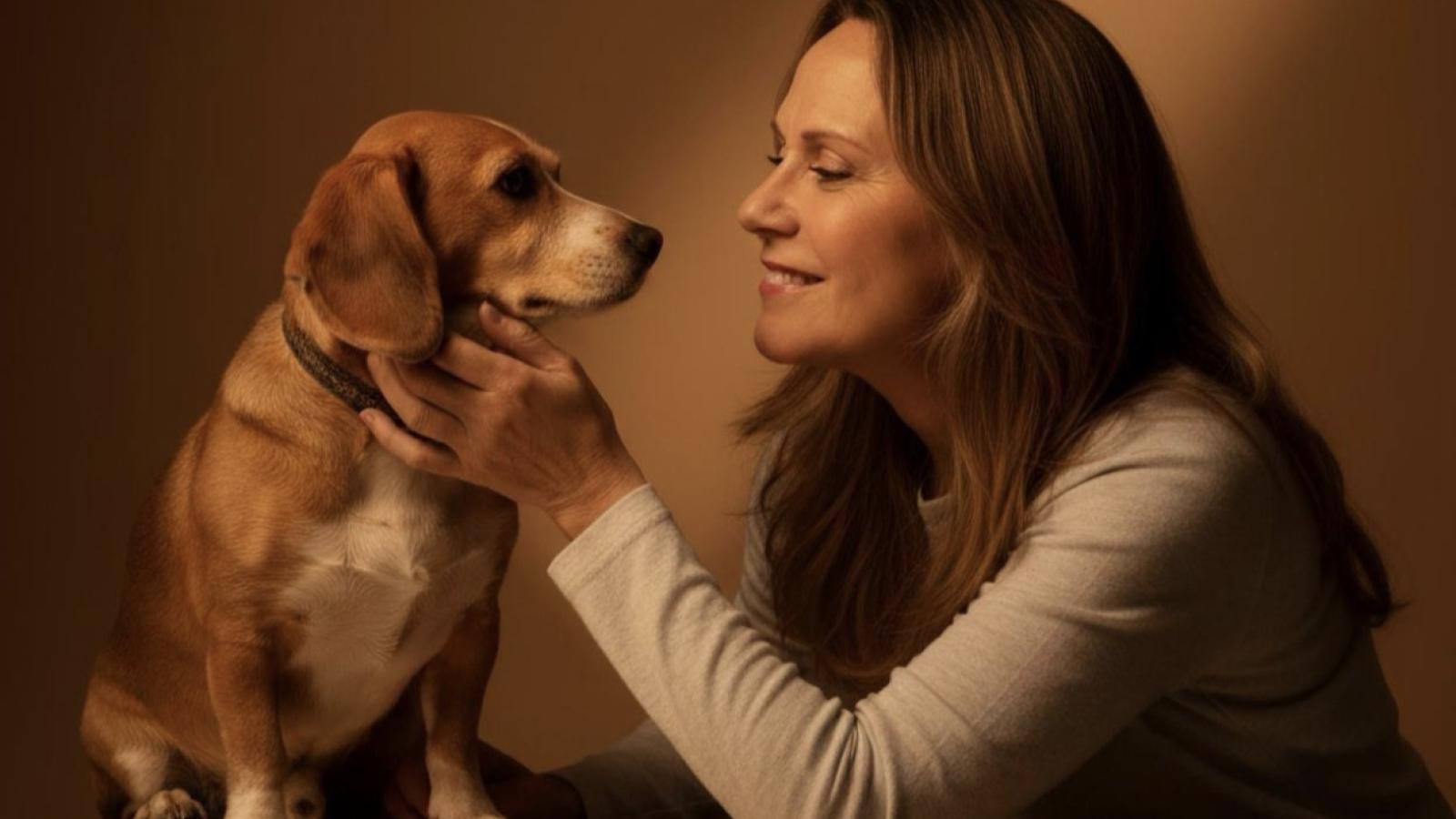 La doctora veterinaria María José Burgos junto a su perrita Lili