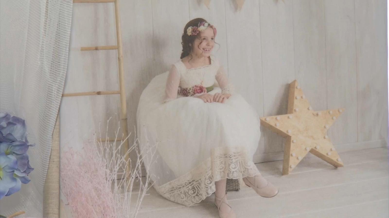Una menor posa con su vestido de Primera Comunión en una imagen de archivo