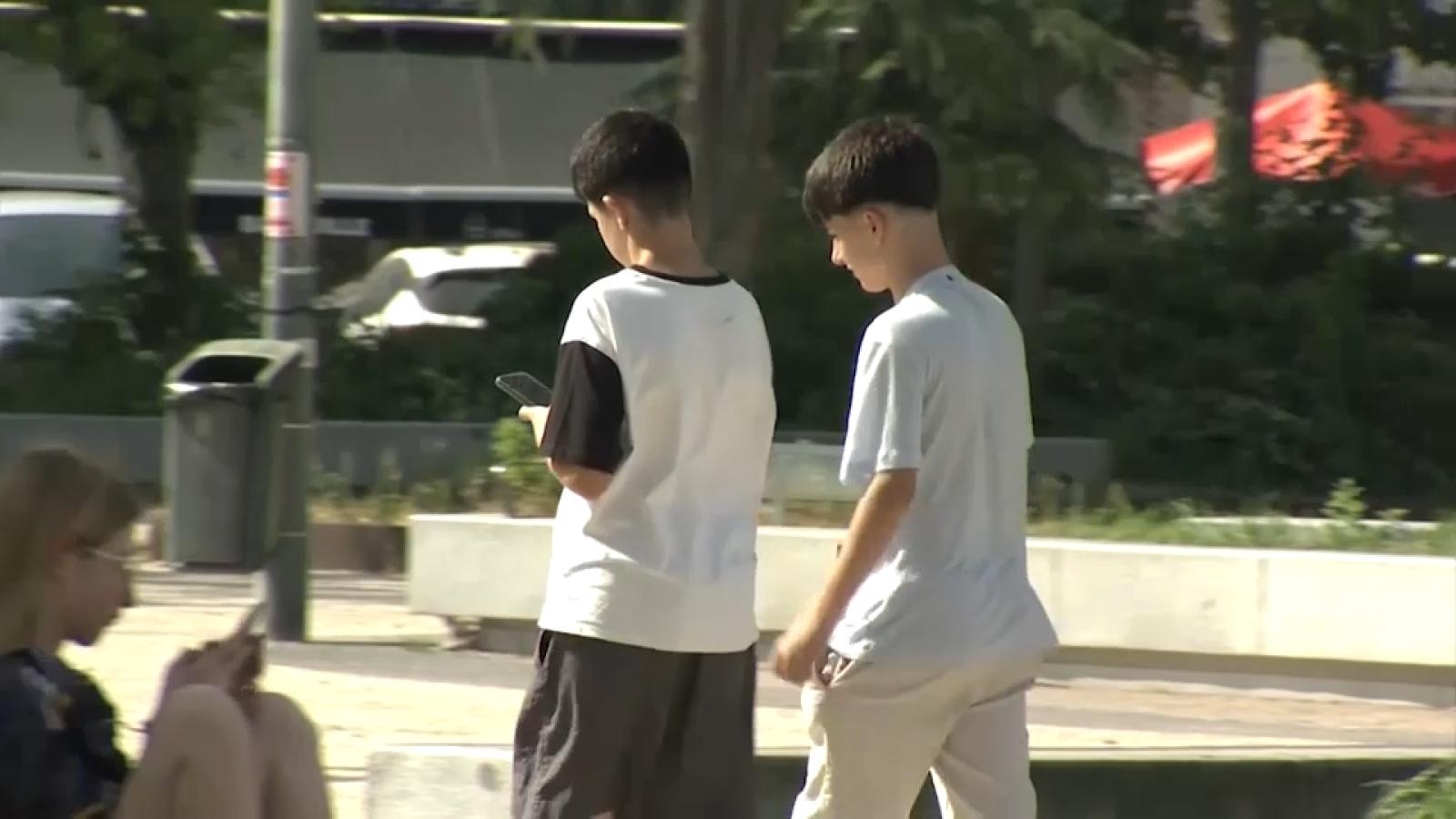 Jóvenes extremeños paseando.