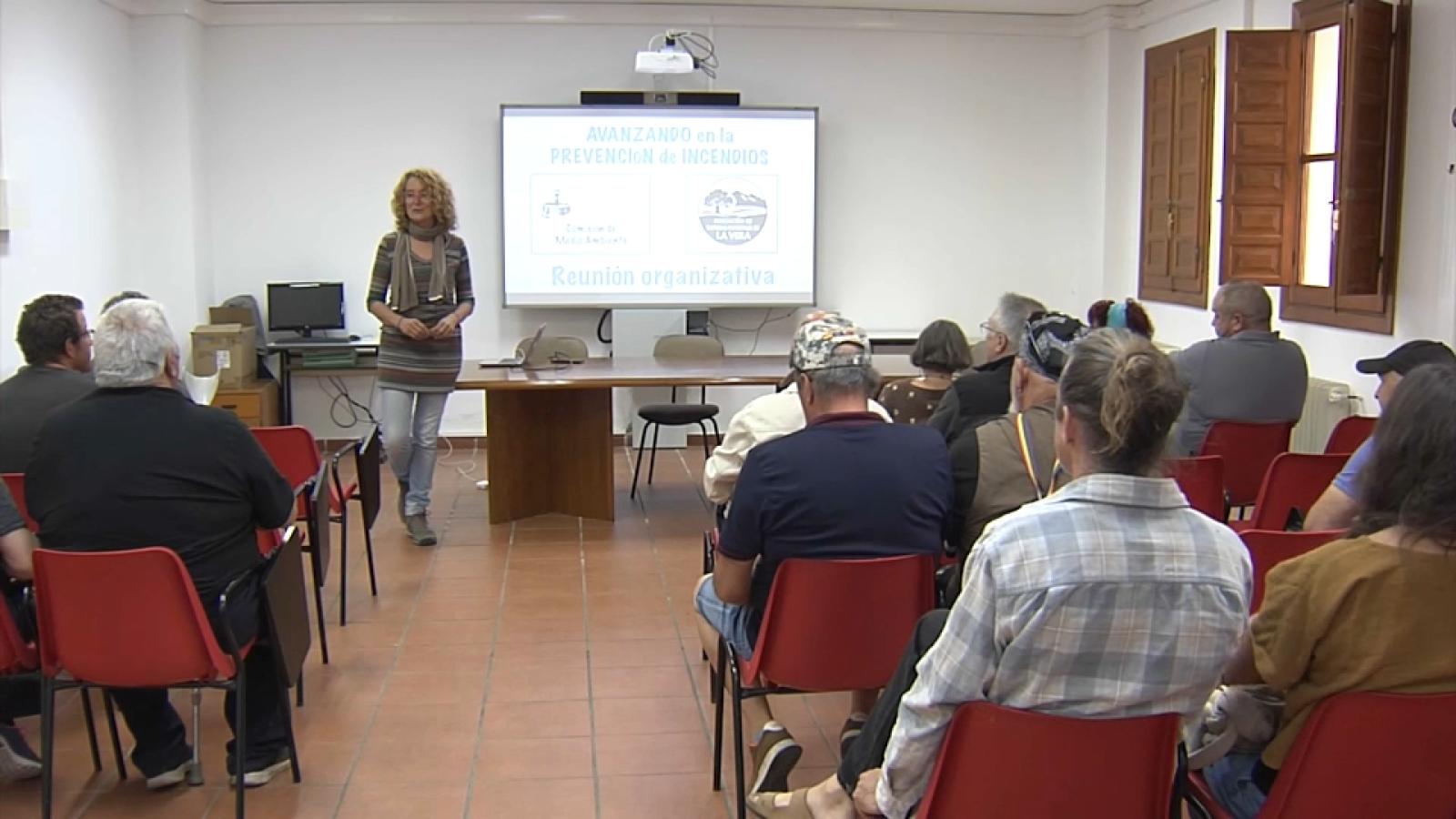 Reunión informativa dirigida a propietarios de fincas y terrenos con el objetivo de mejorar la prevención de incendios forestales