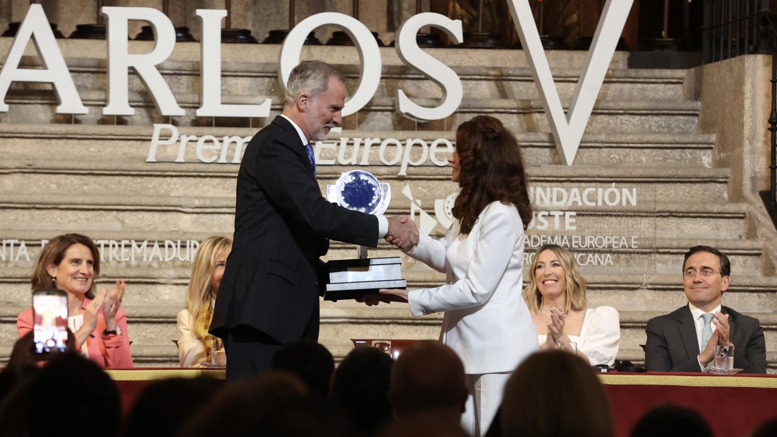El Rey Felipe VI ha entregado este lunes el Premio Europeo Carlos V a la concejala de Budapest y presidenta del Comité Europeo de las Regiones, Kata Tüttő