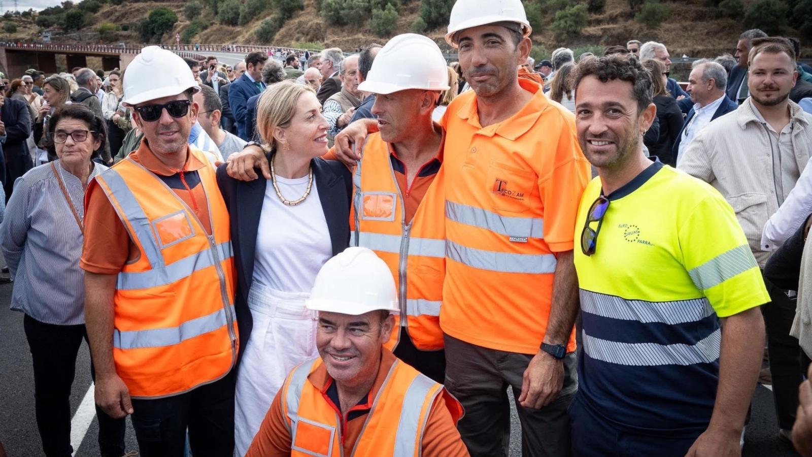 María Guardiola junto a varios trabajadores