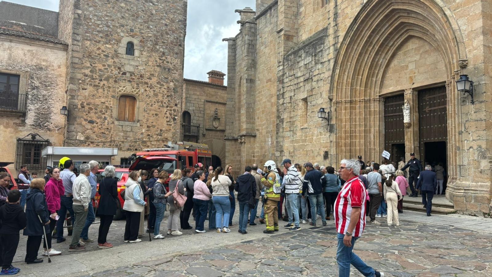 Colas a las puertas de la Concatedral de Santa María para el Besamanto de la Virgen de la Montaña
