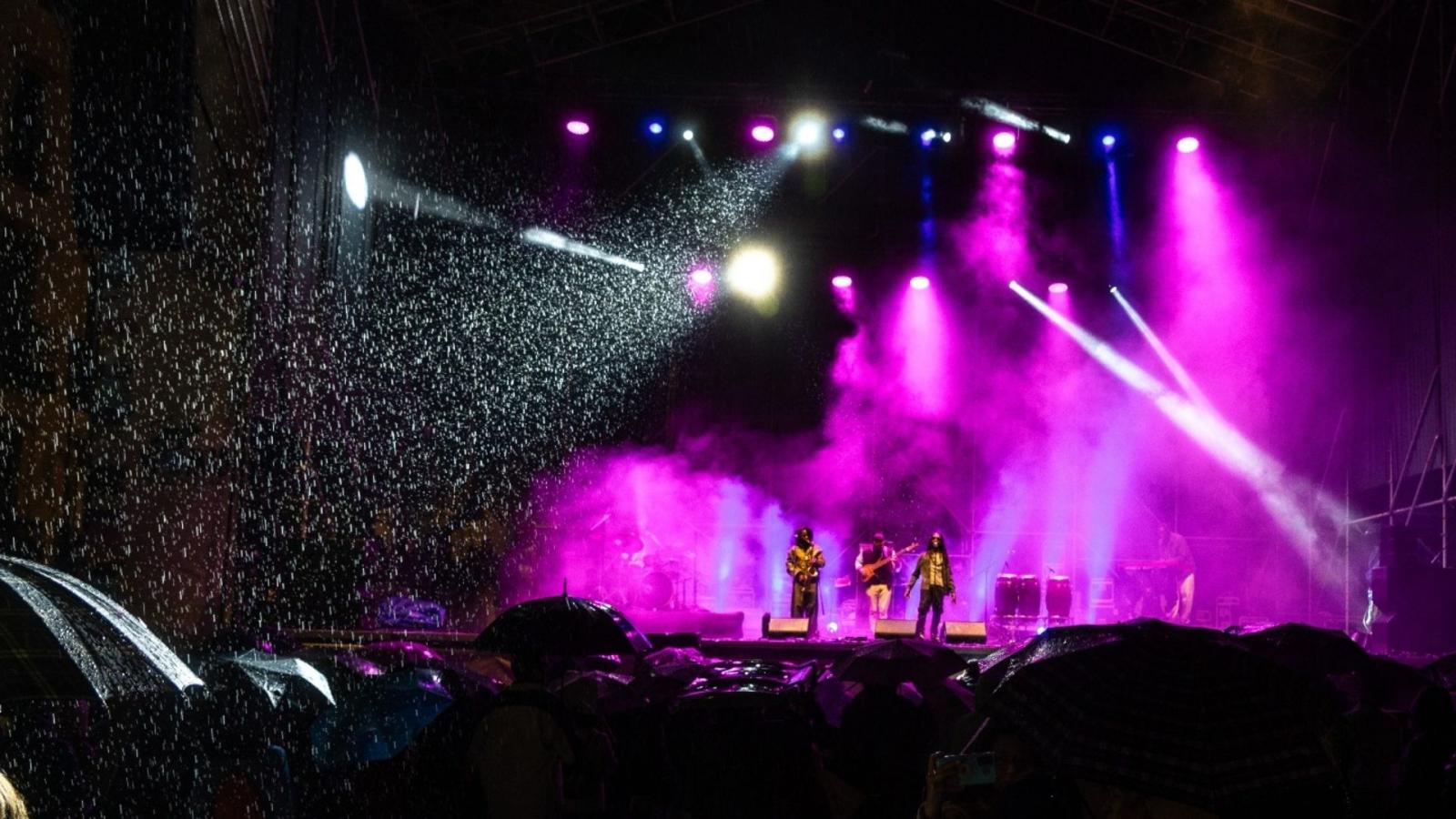 Conciertos del Womad en Cáceres con una intensa lluvia