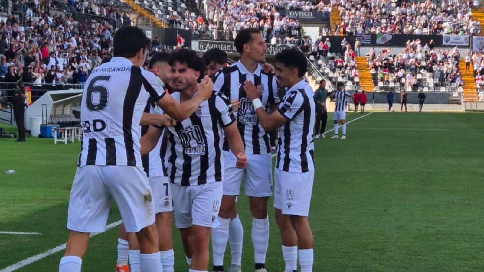 El Badajoz celebra uno de los goles de Álex Alegría