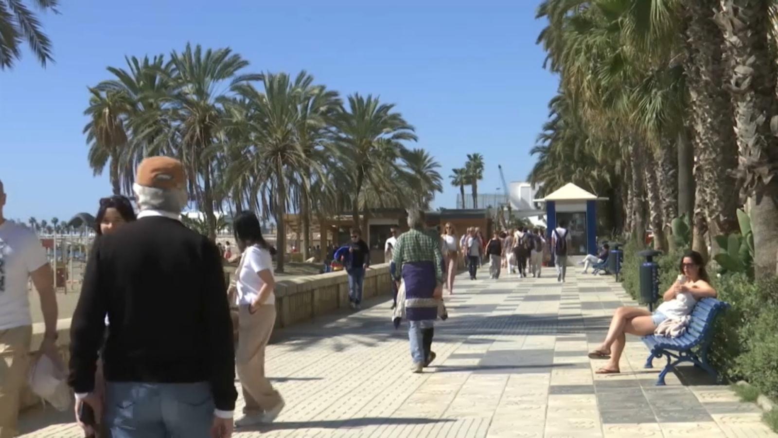 Personas en el paseo marítimo 