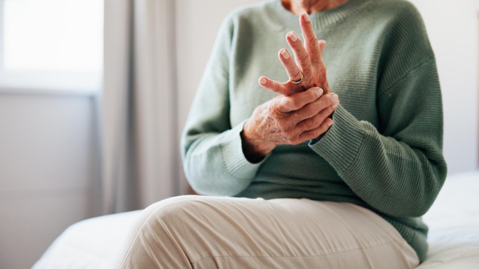 Mujer afectada por fibromialgia