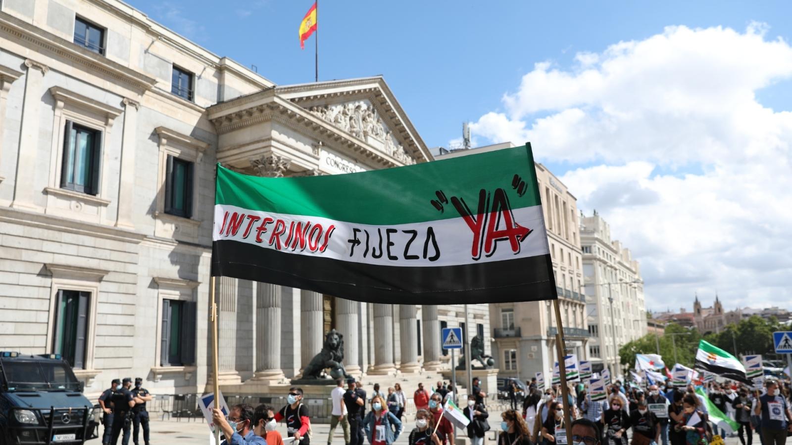 Manifestación de trabajadores interinos extremeños frente al Congreso de los Diputados
