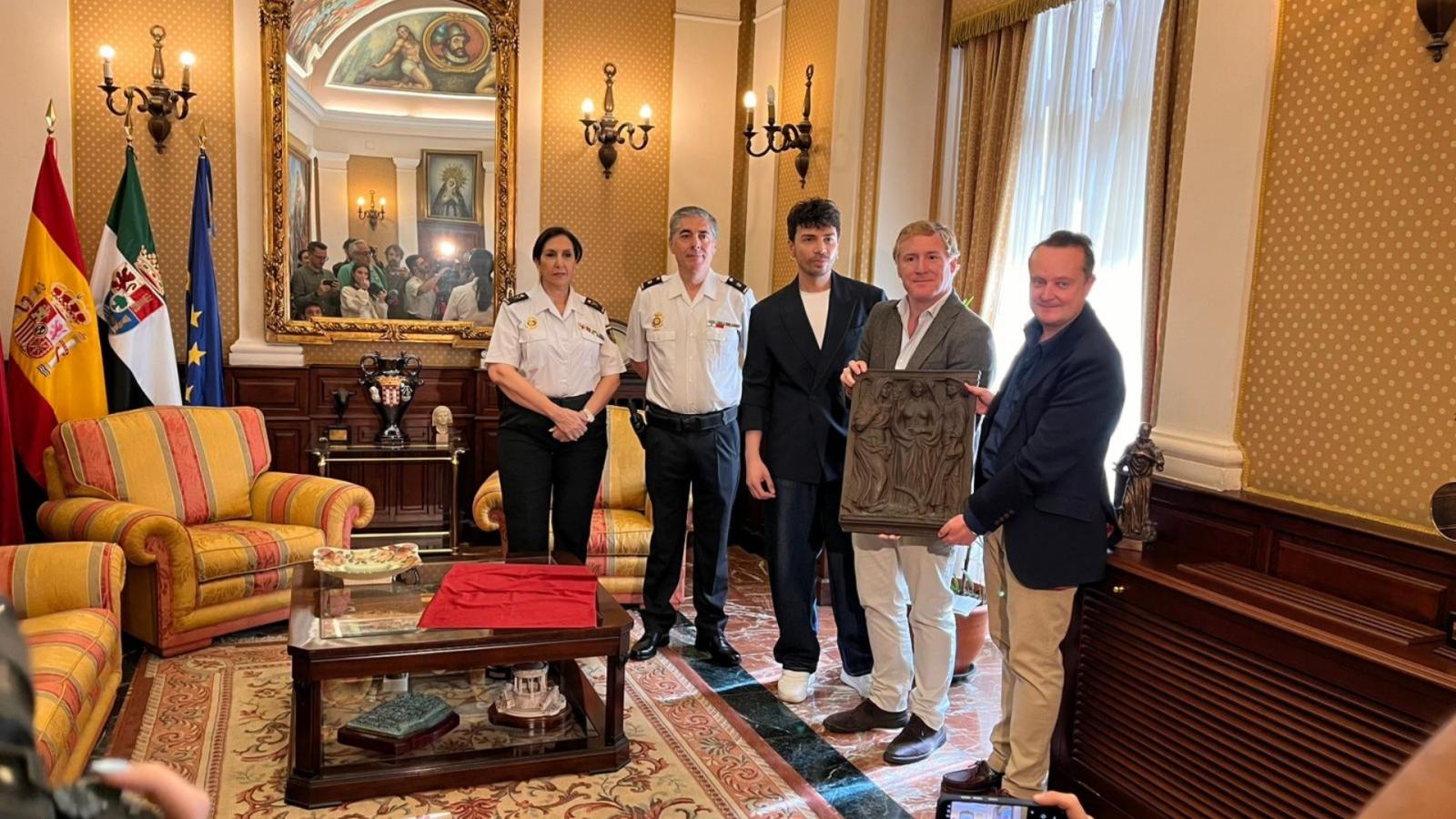 Acto de entrega de la obra de Enrique Pérez Comendador al Ayuntamiento de Badajoz, en el salón Conquistadores del consistorio