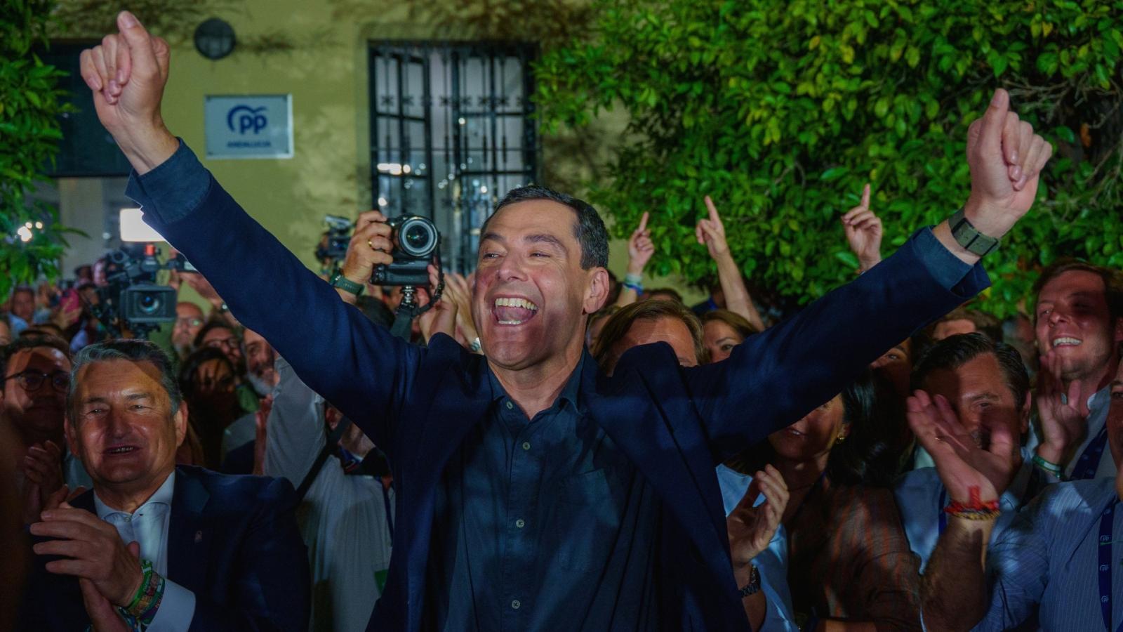 El candidato del PP andaluz a la reelección, Juanma Moreno, celebra los resultados electorales. A 17 de mayo de 2026 en Sevilla