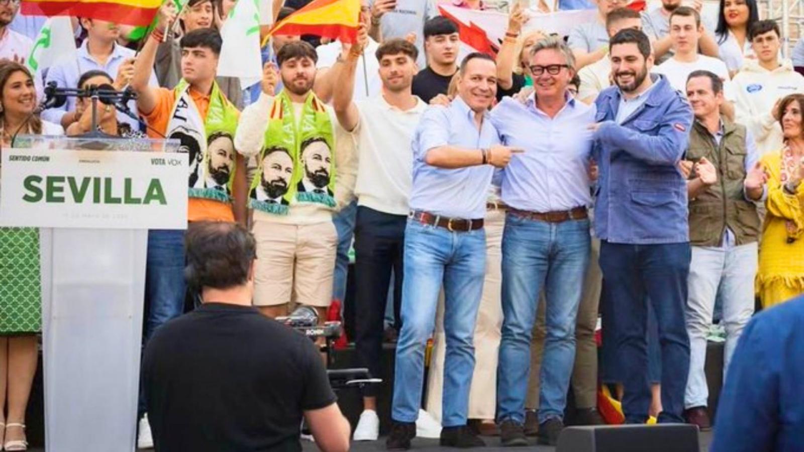 El líder de VOX en Extremadura, Óscar Fernández Calle, junto al candidato de Vox en Andalucía, Manuel Gavira