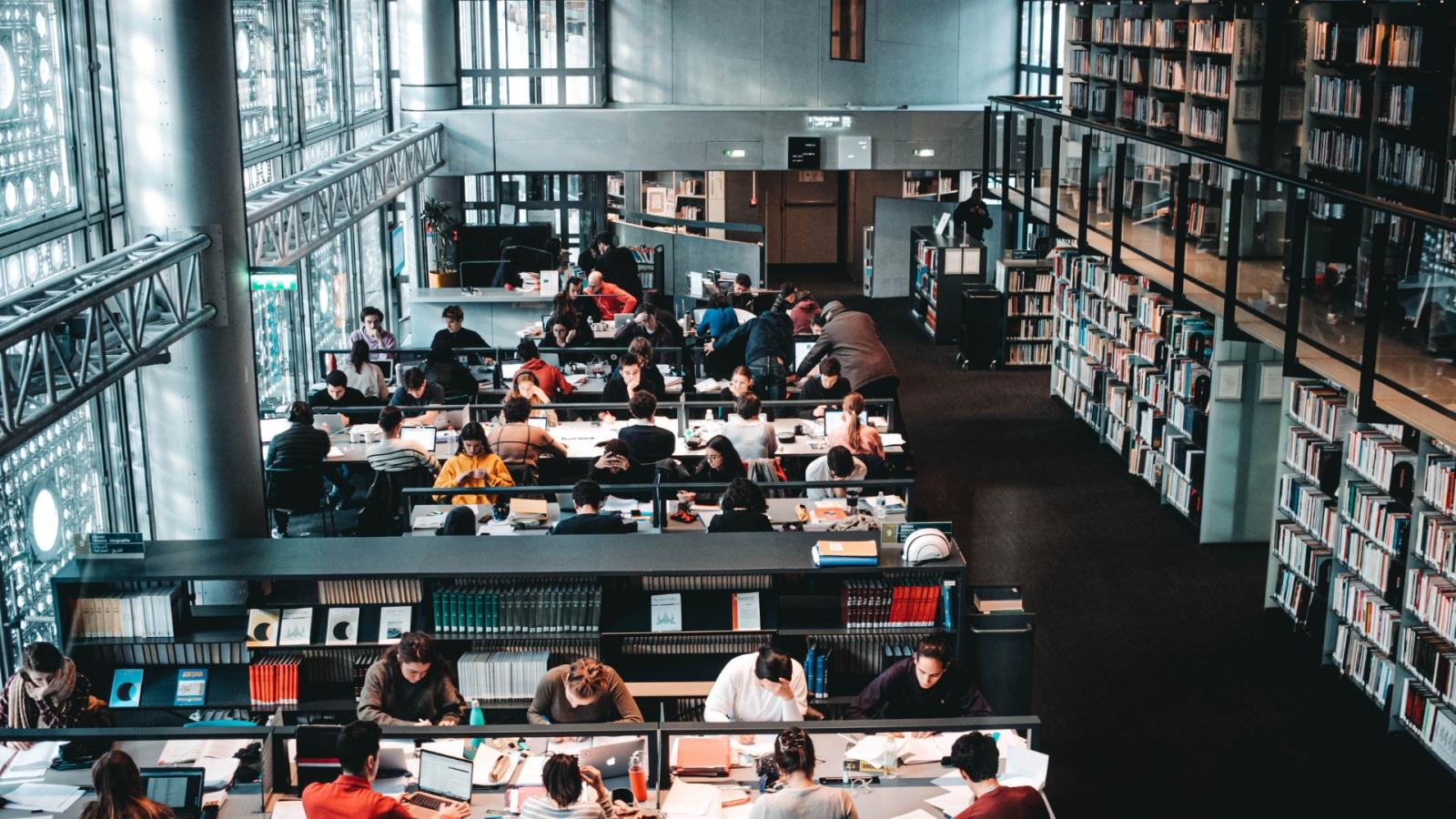 Estudiantes en una biblioteca