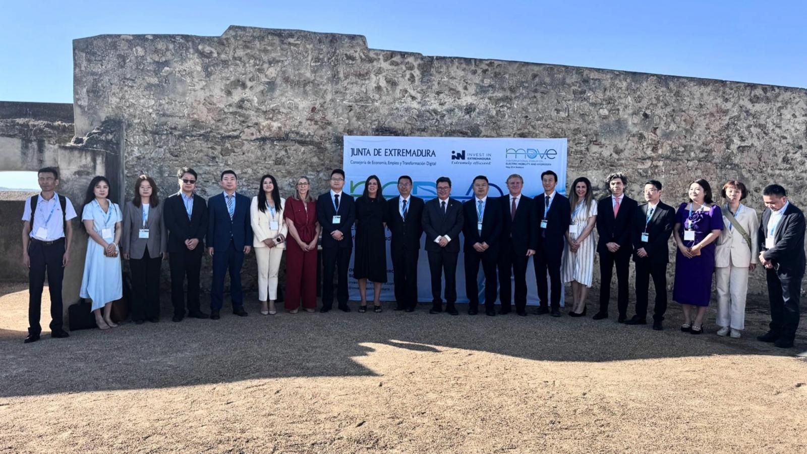 Participantes en el III Foro Internacional de Movilidad Eléctrica e Hidrógeno, en el Fuerte de San Cristóbal de Badajoz