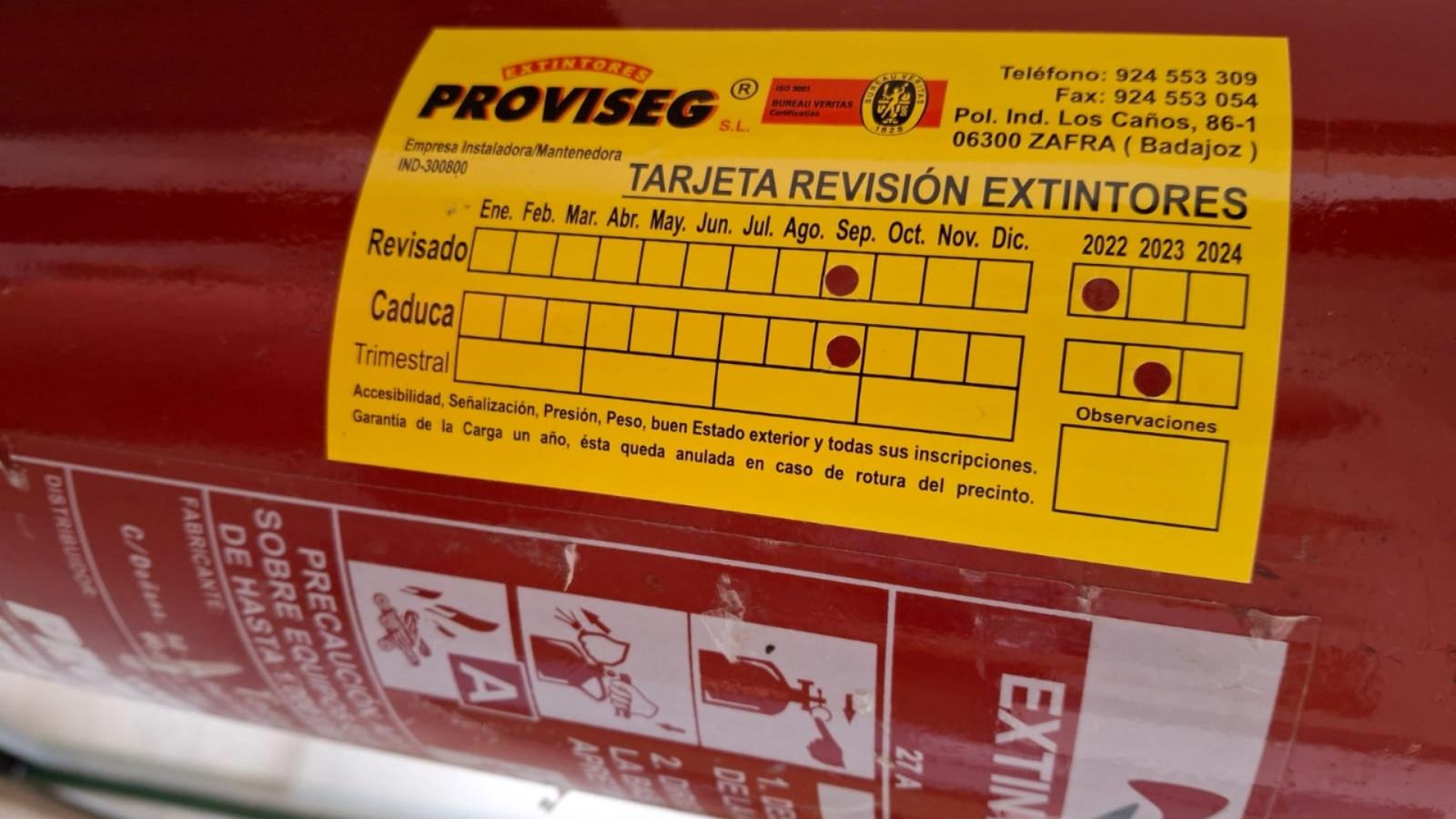 Las asociaciones de madres y padres (AMPAs) denuncian que los extintores llevan más de tres años caducados.