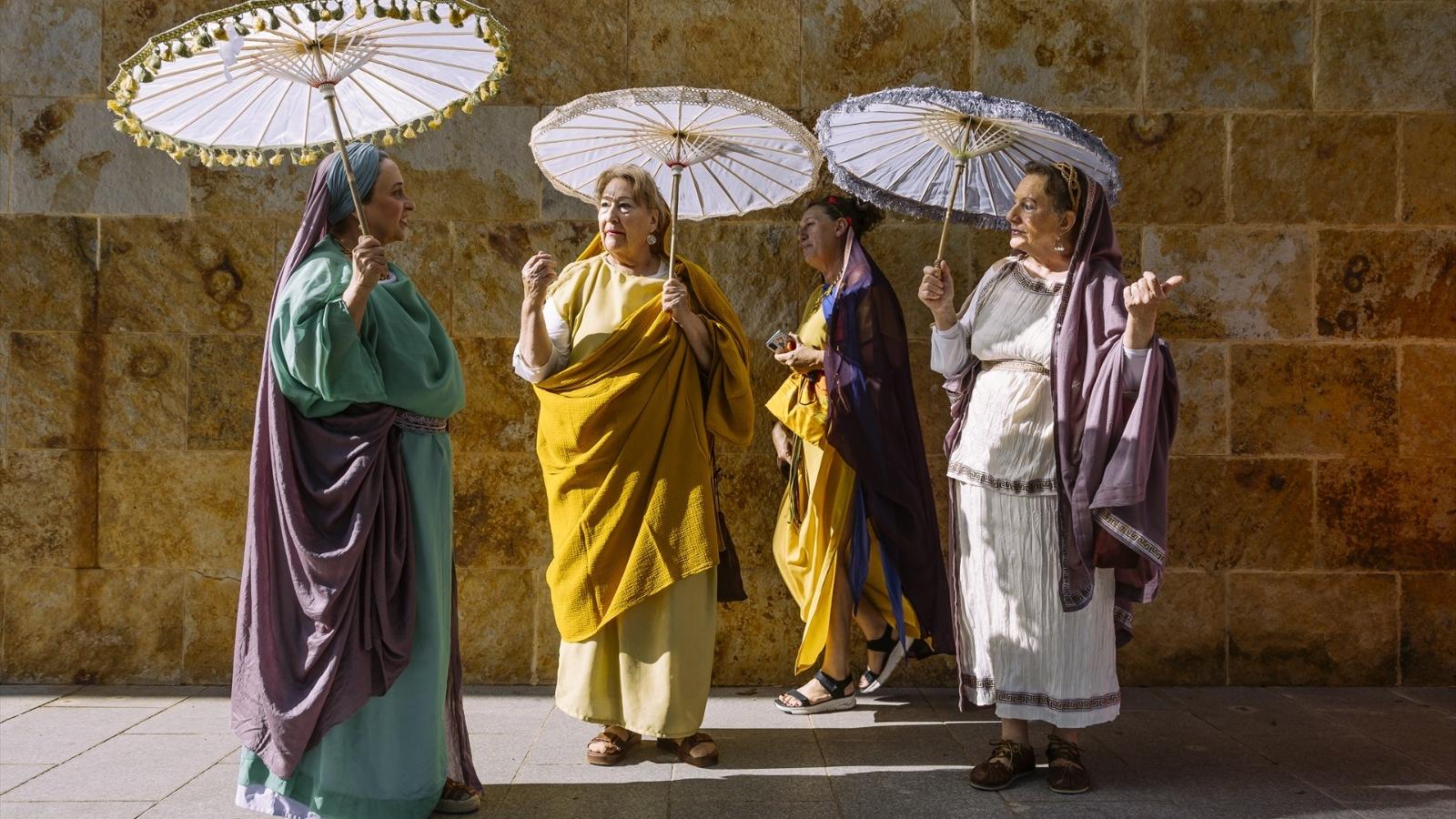 Varias personas caracterizadas de romanas