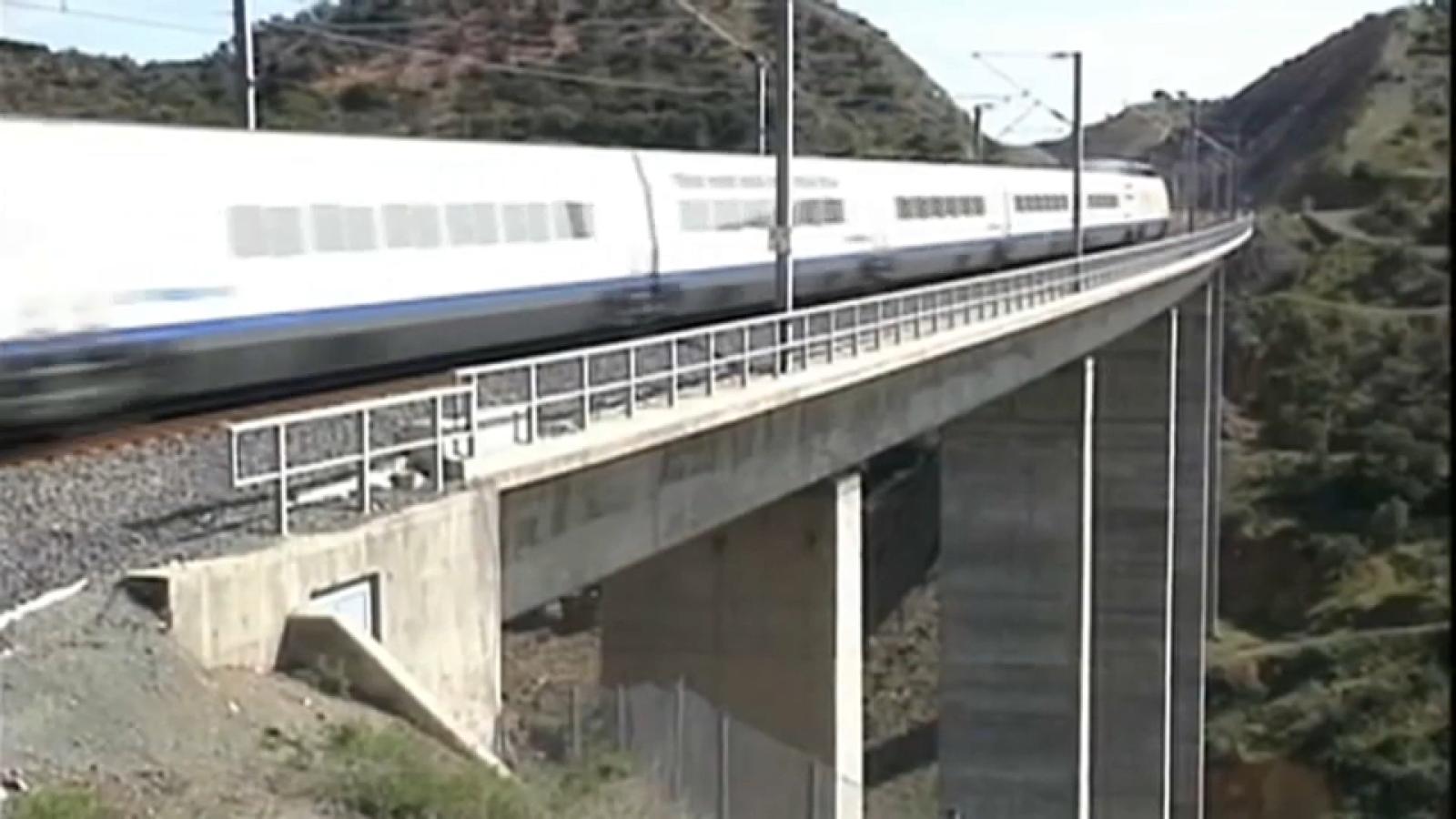 Tren pasando sobre un viaducto en una imagen de archivo