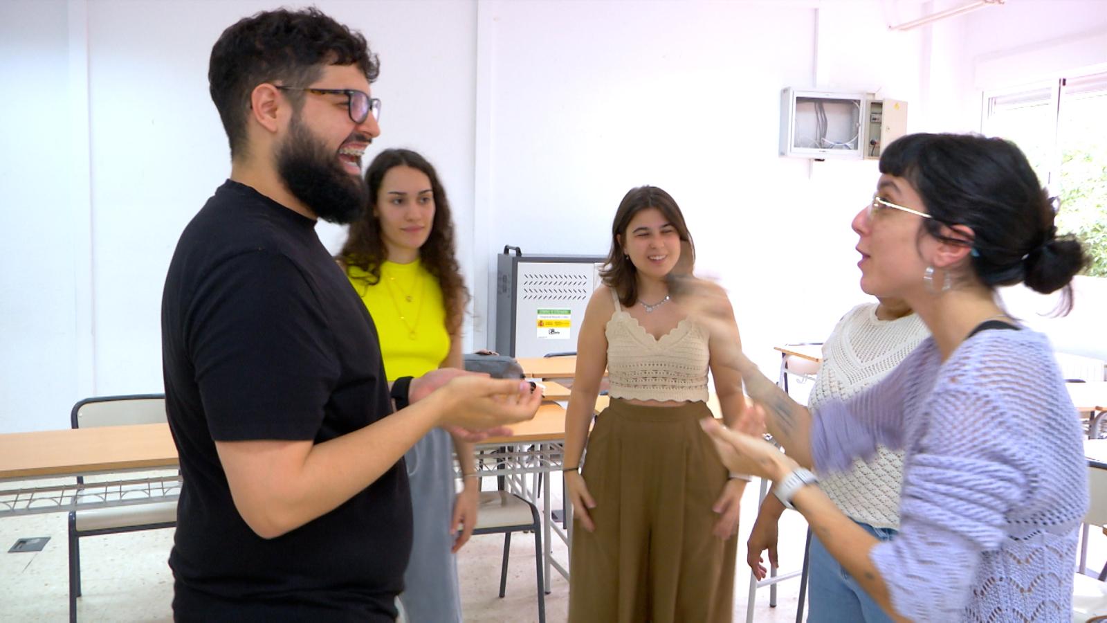 Alumnas y profesor se comunican en lengua de signos