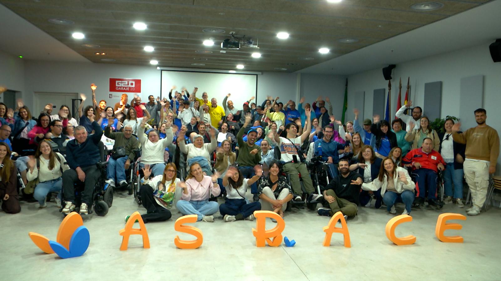 Personas usuarias de Aspace Cáceres se hacen una foto de familia junto a los actores Edu Lucky y José de Luna