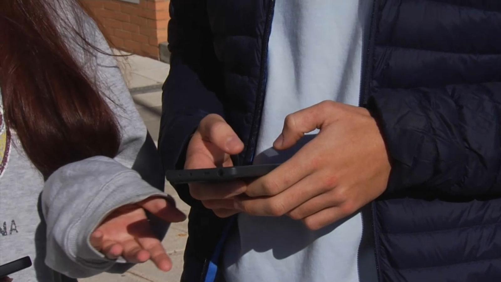 Jóvenes utilizando teléfonos móviles