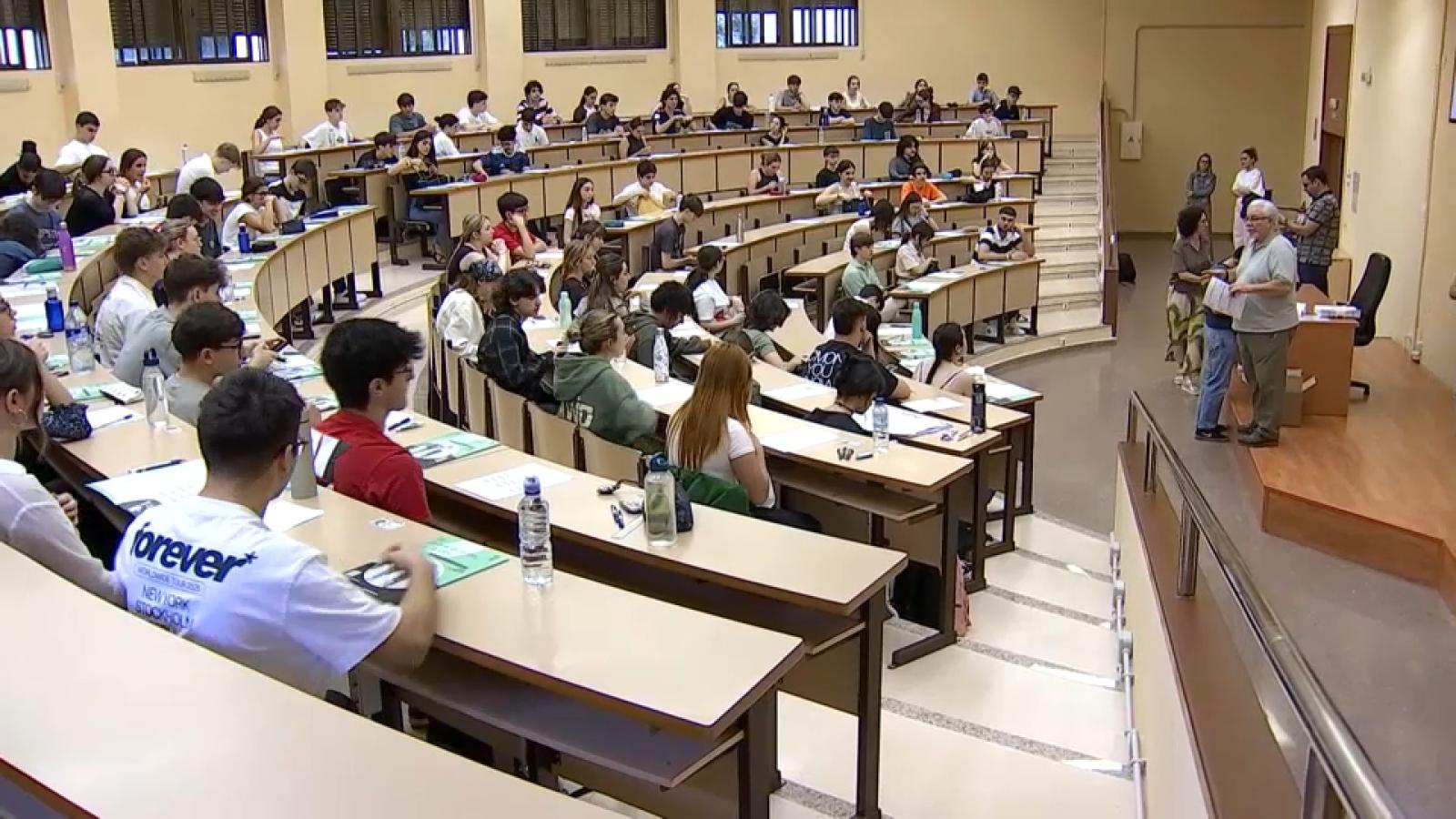 Estudiantes examinándose de la PAU en una imagen de archivo. 