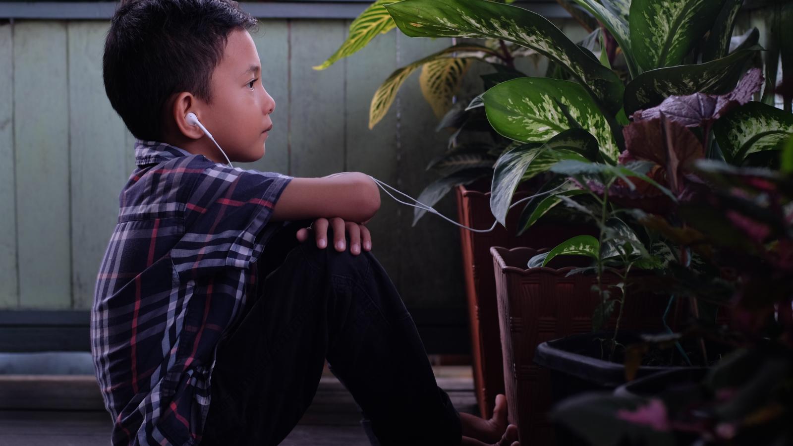 Niño escuchando música