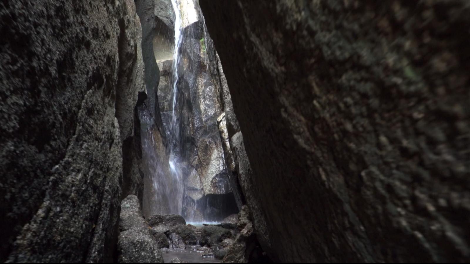 La zona forma parte del paisaje típico de la penillanura cacereña, donde el granito, las dehesas y los pequeños cursos de agua crean refugios inesperados