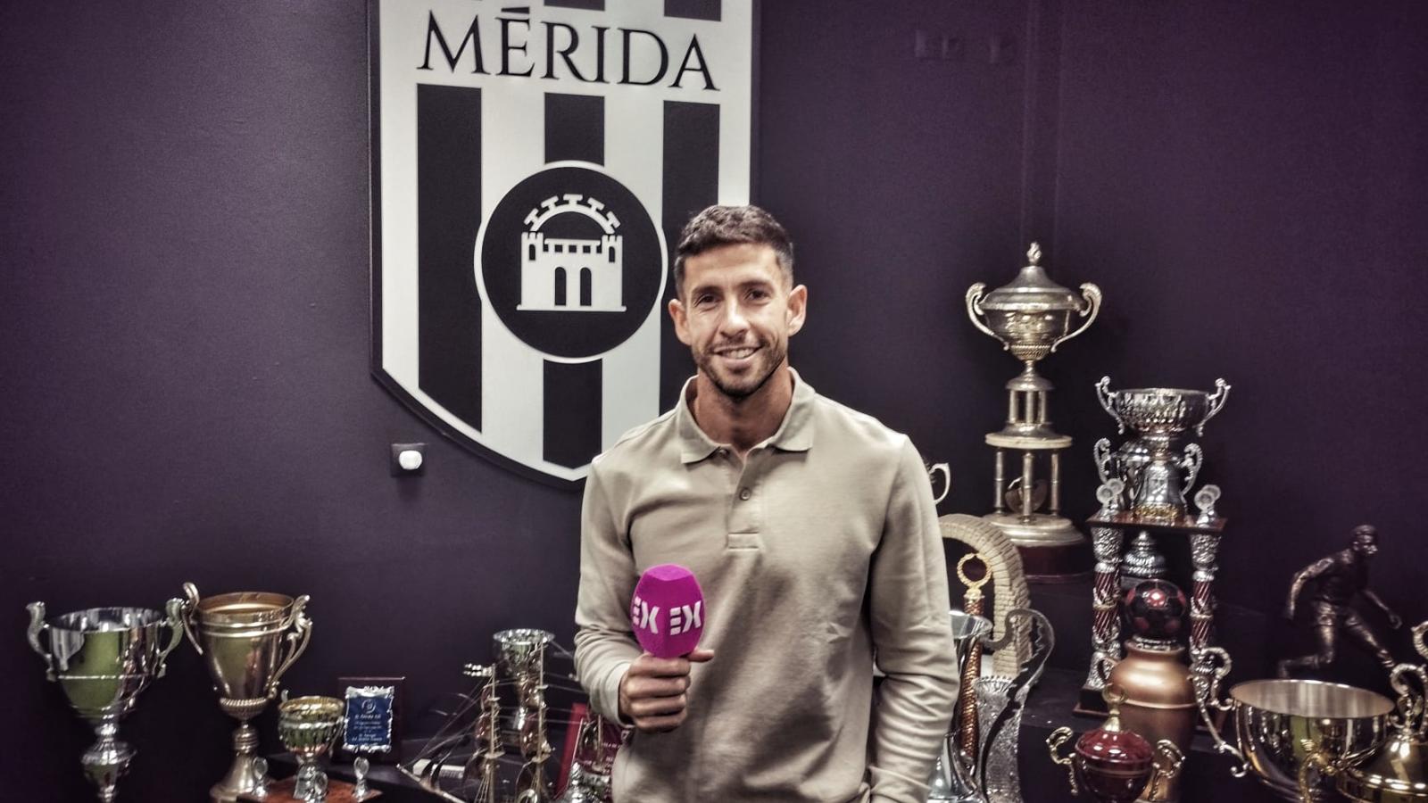 Felipe Alfonso con el micrófono de Canal Extremadura