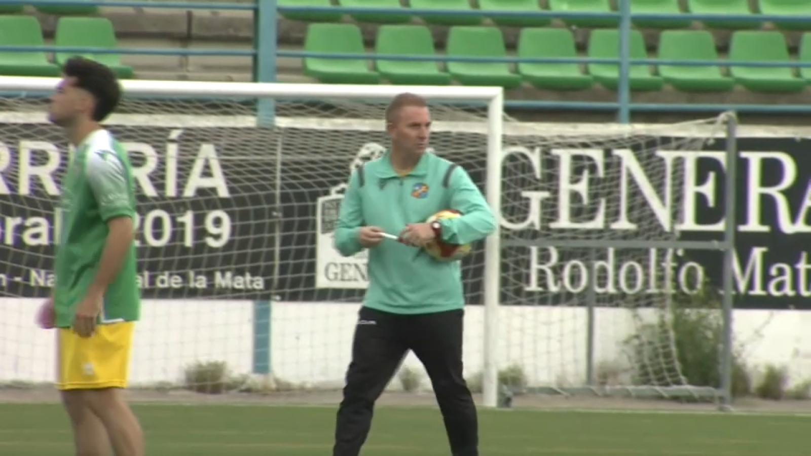 Ruiz, entrenador del Moralo, durante un entrenamiento