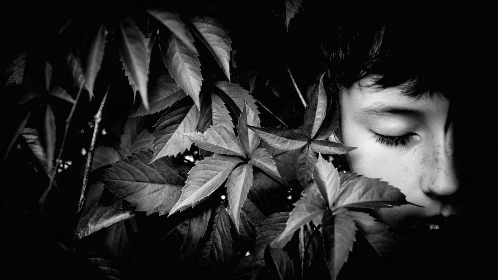 Niño entre la maleza