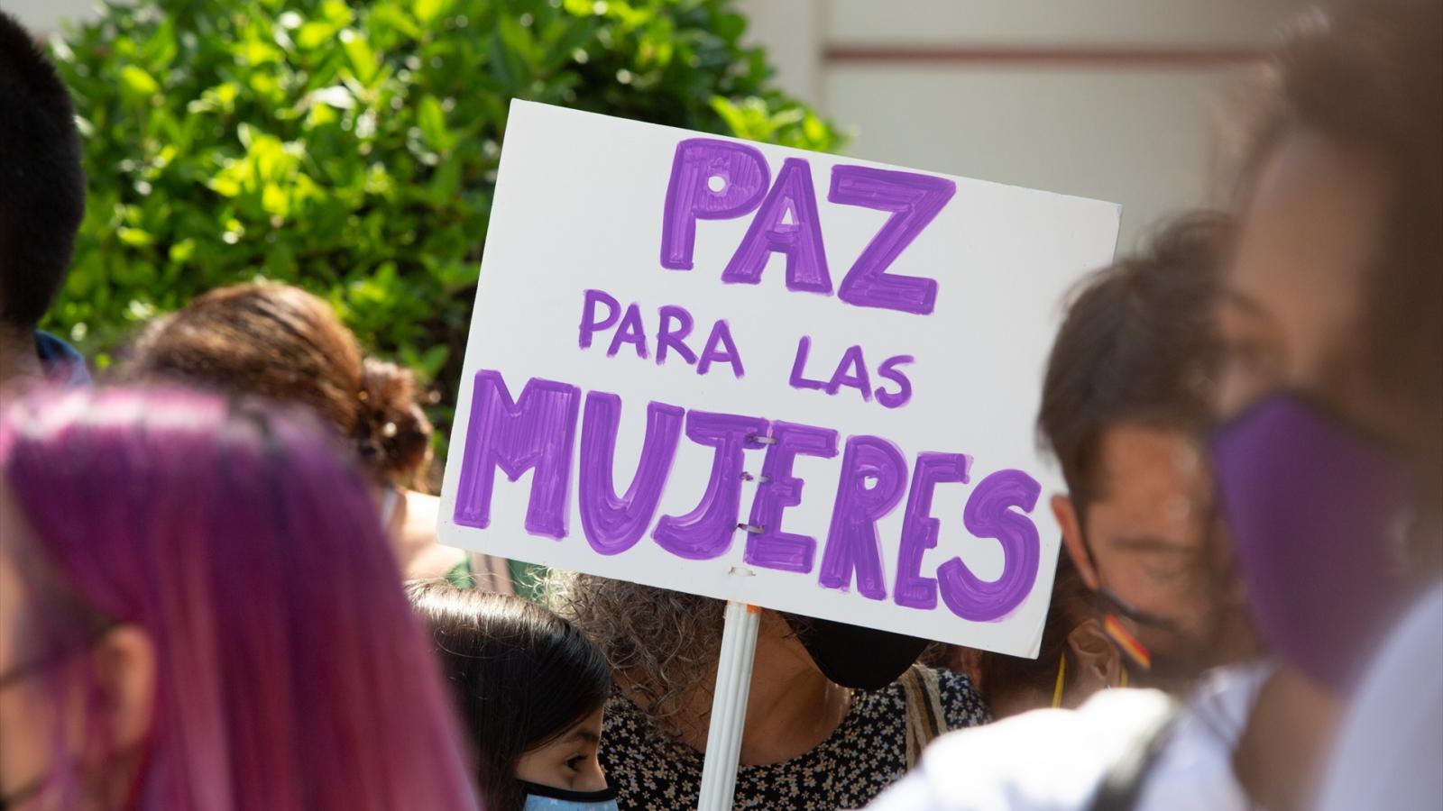 Varias personas participan en una concentración en defensa de Sara B.B, enmarcada en la campaña #MamáEstáCastigada