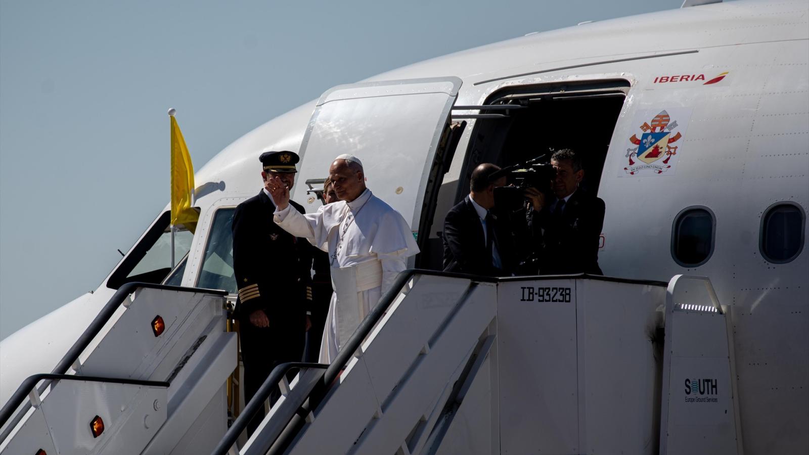 El Papa León XIV se despide de Madrid y vuela hacia Barcelona, desde el aeropuerto internacional Adolfo Suárez Madrid-Barajas, a 9 de junio de 2026, en Madrid (España)
