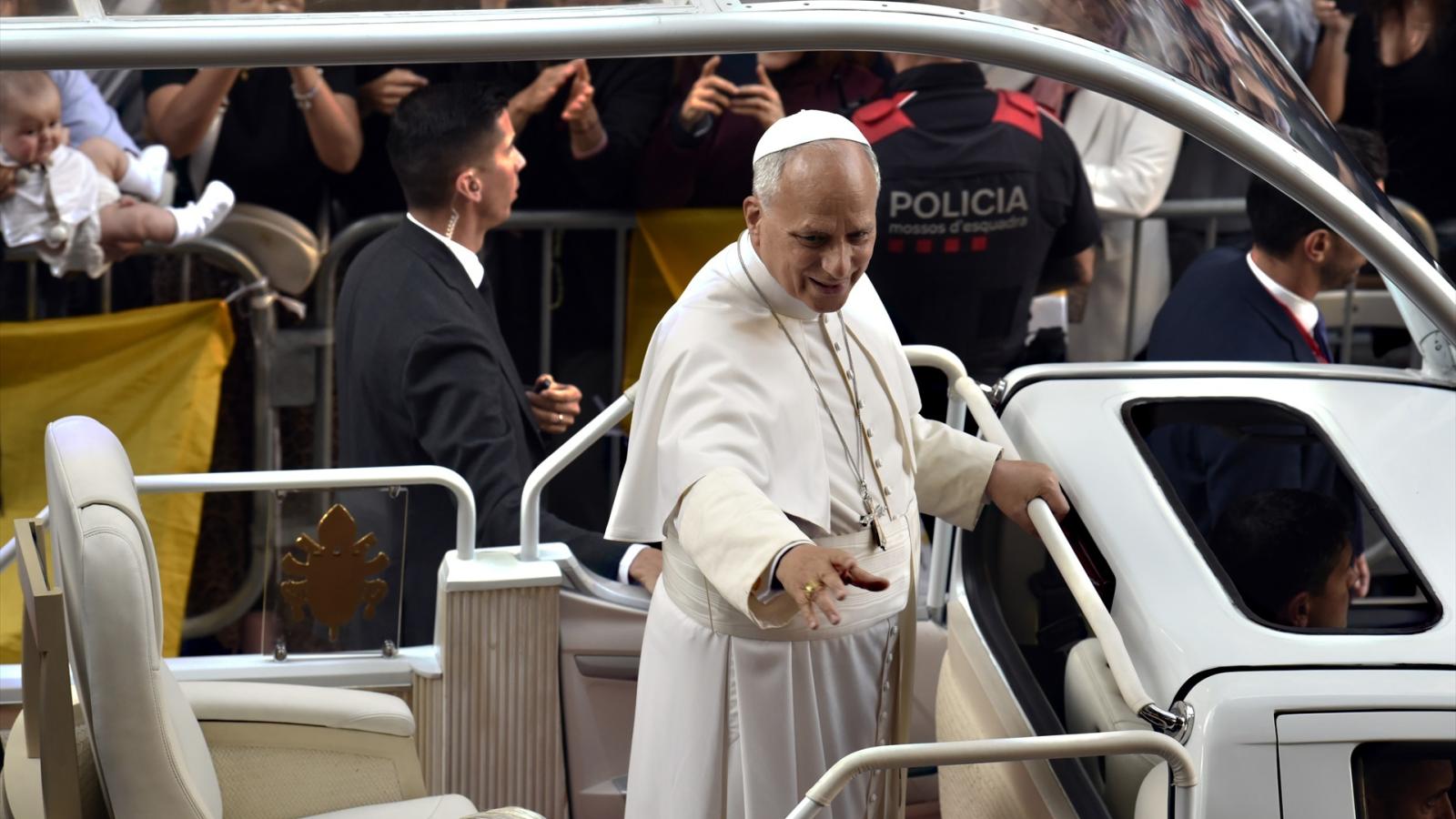 El Papa León XIV durante su recorrido en el papamóvil por la calle Roselló camino a la Basílica de la Sagrada Familia, a 10 de junio de 2026, en Barcelona.