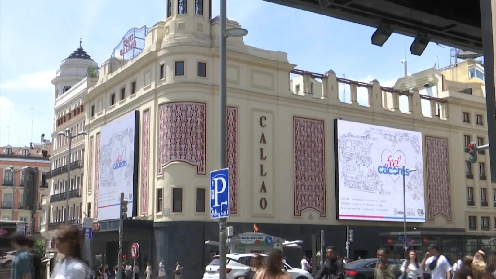 Pantallas en Madrid en las que se promociona Cáceres