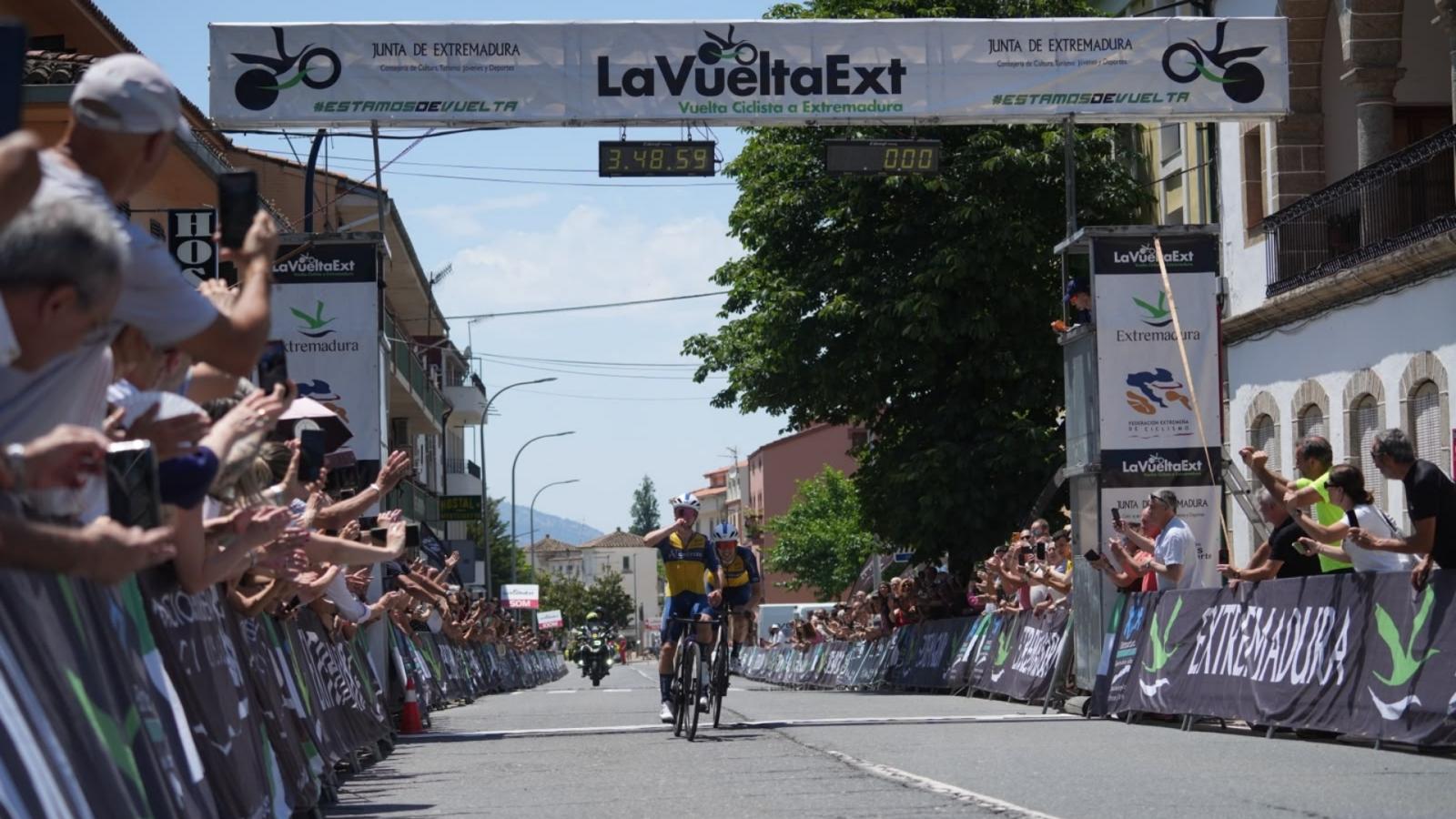 Óscar Fuentes llega a la meta y gana la Vuelta Ciclista a Extremadura