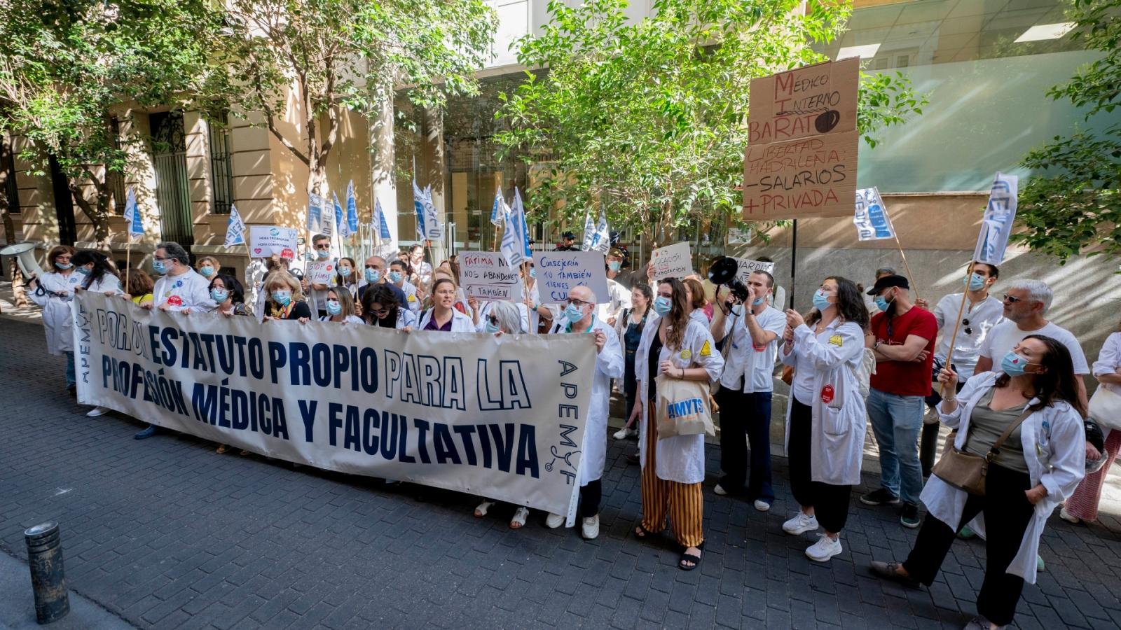Médicos y facultativos durante una concentración