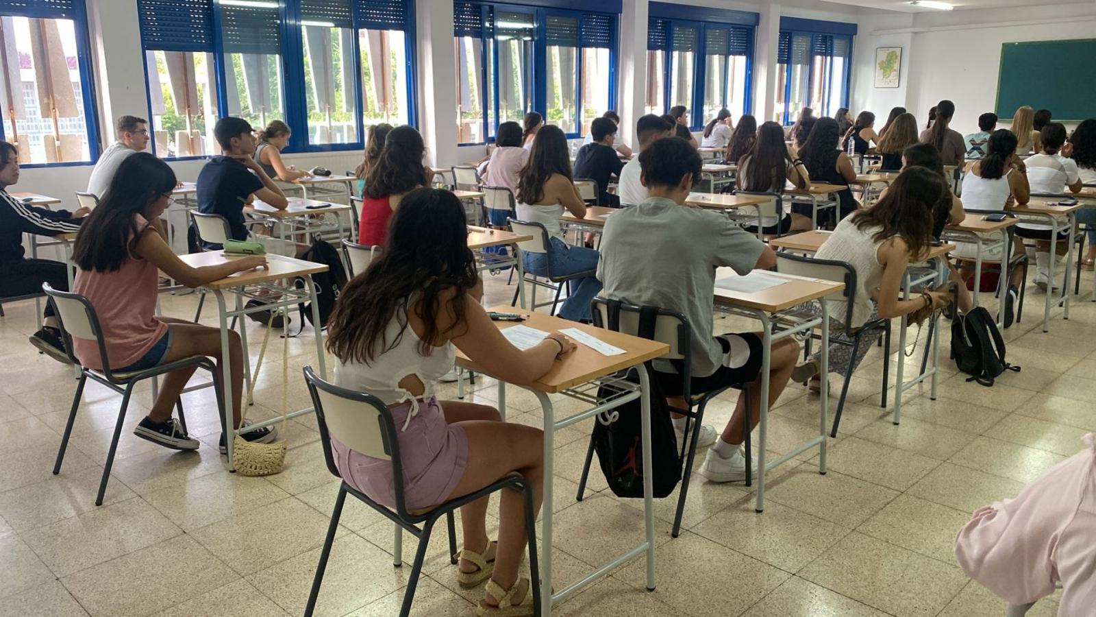 Alumnos en una clase de inglés en una imagen de archivo
